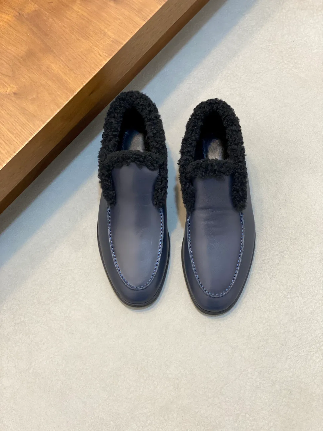 Men's Men's Shoes💰860 LoroPiana/nuoyoupiana men's new autumn and winter wool shoes, Dongguan-made raw materials are in great demand! This casual shoe is made of imported calfskin, with a full wool lining and insole for an extraordinarily comfortable and warm wearing experience. The ultra-light two-color rubber sole creates a charming modern aesthetic. There is an LP logo on the bottom. The style is simple and fashionable, and the upper foot is comfortable, warm and breathable! Comes complete with original box packaging! Size: 39-40-41-42-43-44 standard leather shoe size (45/46 can be customized but does not support returns)